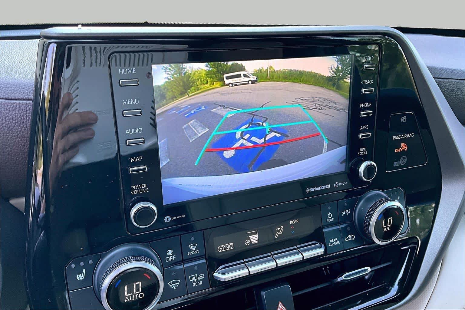Used 2022 Toyota Highlander XLE AWD/4WD image 28