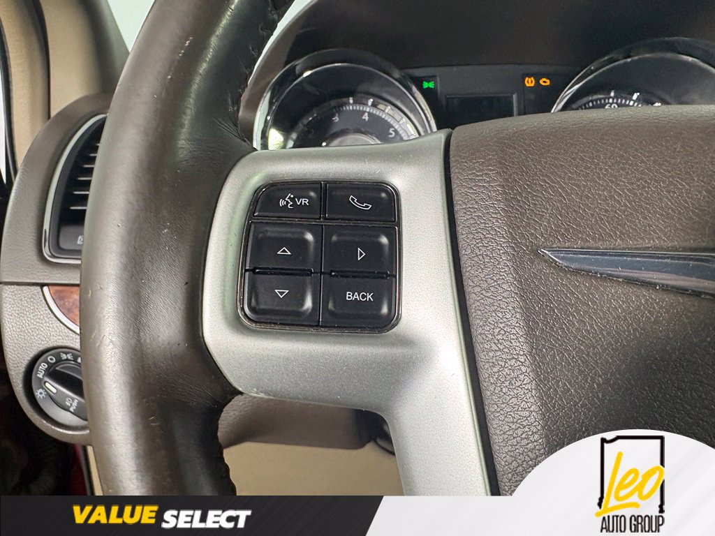 Used 2014 Chrysler Town & Country Touring-L FWD image 11