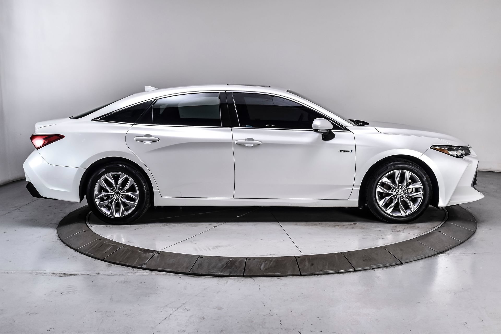 Used 2020 Toyota Avalon XLE w/ Moonroof Package FWD image 7