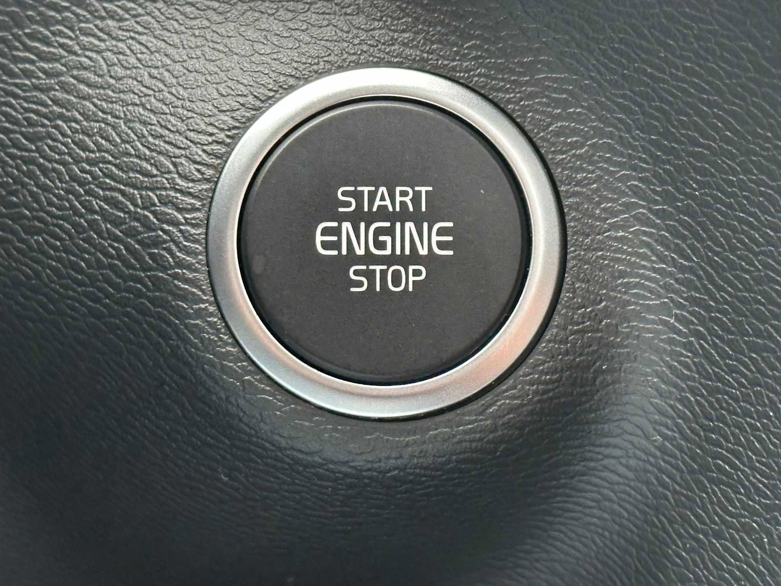 Used 2025 Volvo XC40 B5 Plus w/ Climate Package image 32