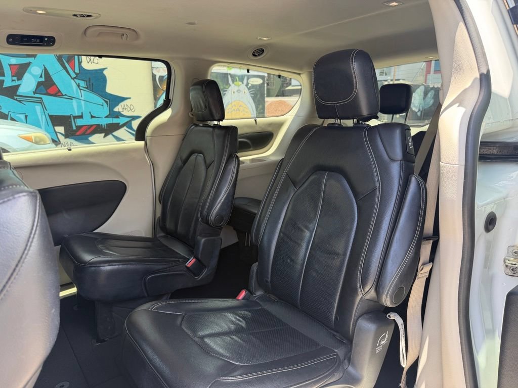 Used 2022 Chrysler Pacifica Touring-L FWD image 11
