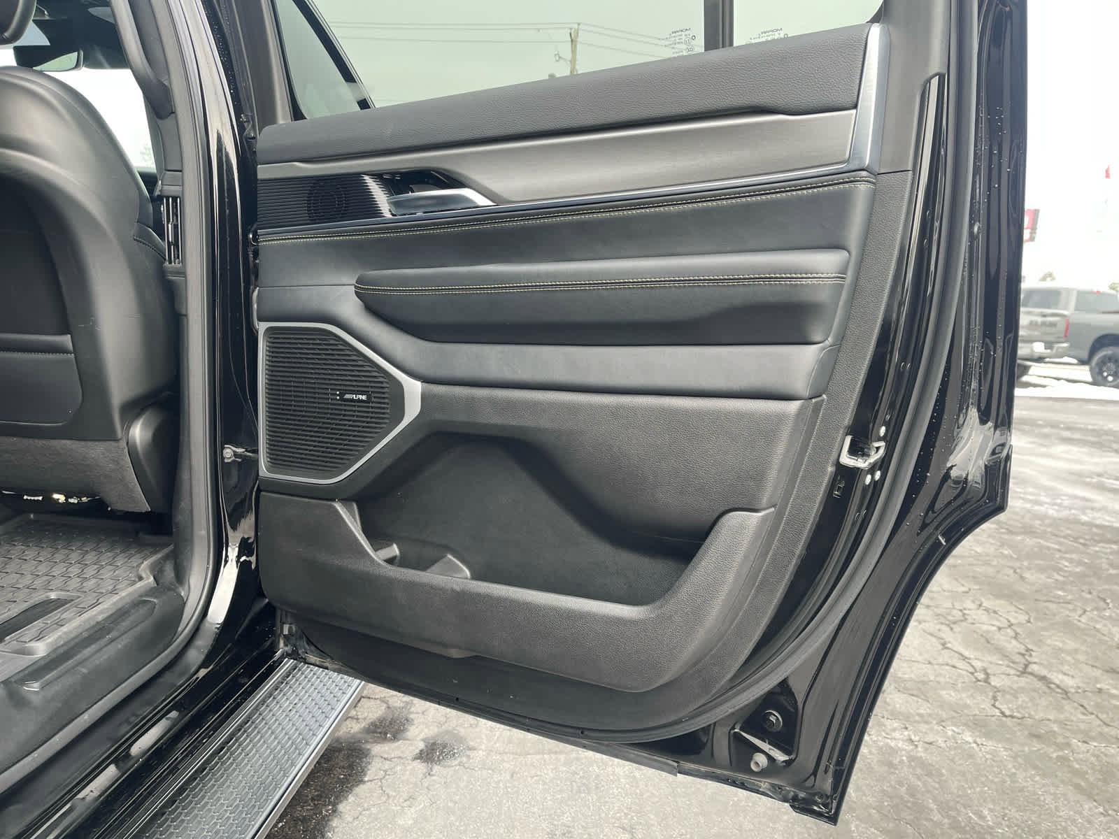 Used 2024 Jeep Wagoneer Series II image 12