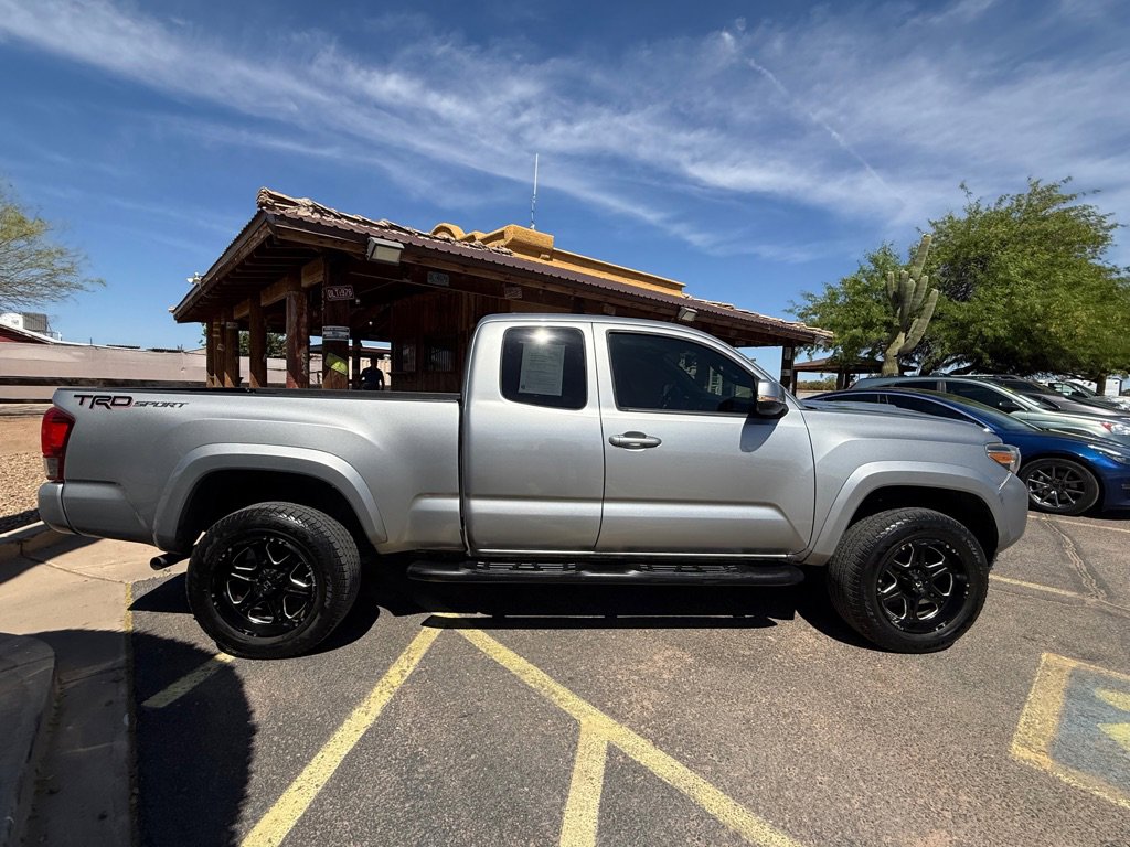 Used 2016 Toyota Tacoma TRD Sport w/ Towing Package RWD image 9