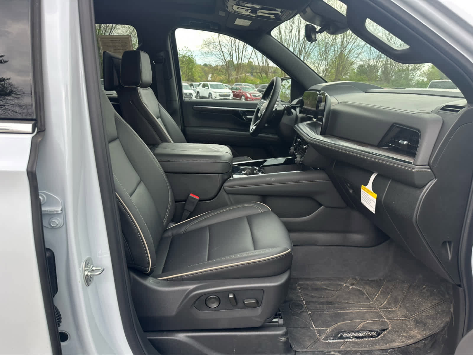 Used 2026 Chevrolet Suburban Premier AWD/4WD image 19
