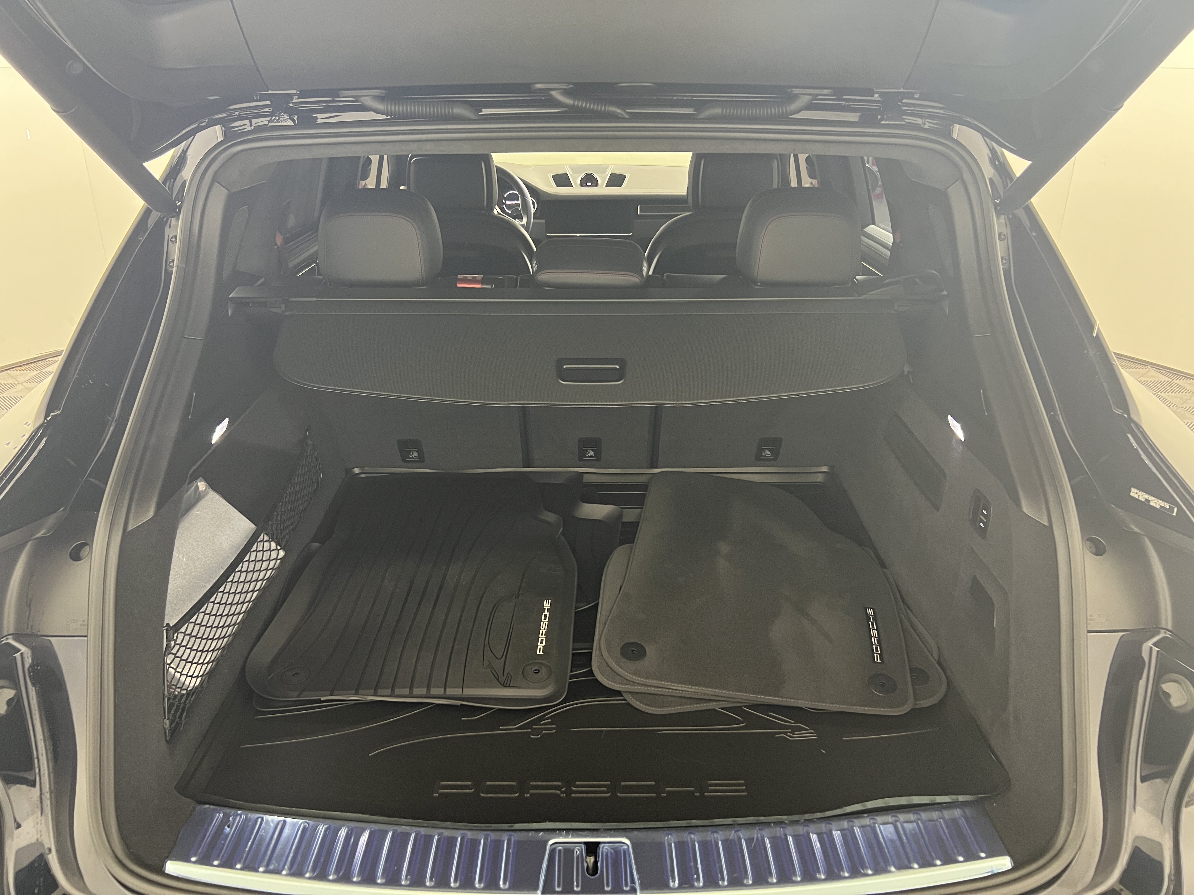 Certified 2023 Porsche Cayenne Turbo AWD/4WD image 21