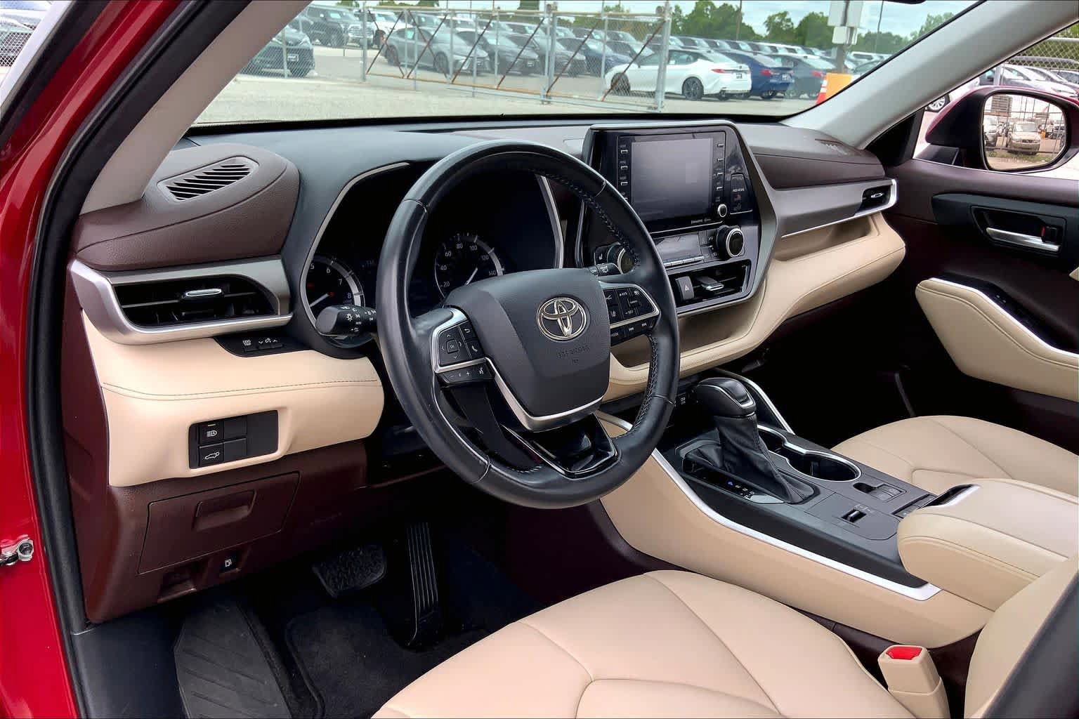 Used 2021 Toyota Highlander XLE FWD image 17