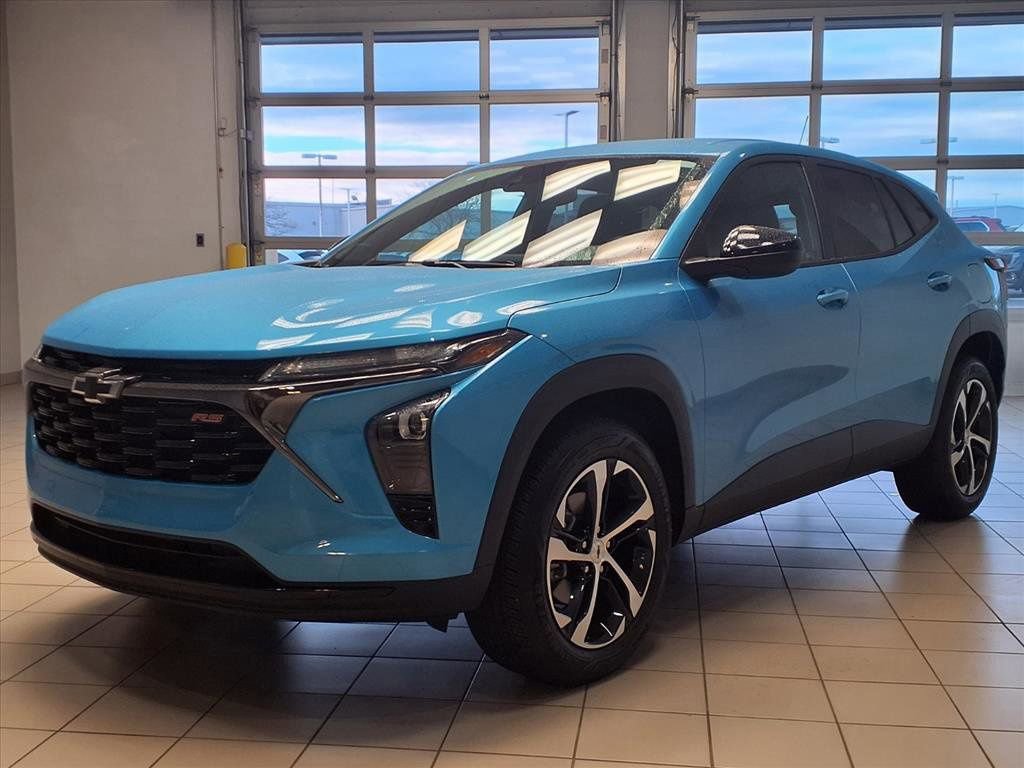 Used 2025 Chevrolet Trax RS w/ Driver Confidence Package image 2