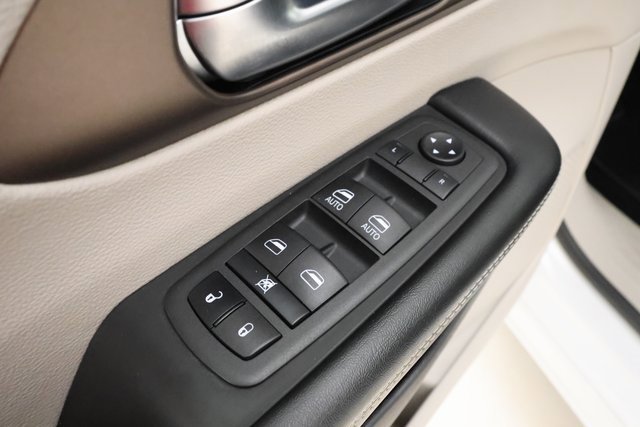 Used 2022 Chrysler Voyager LX image 9