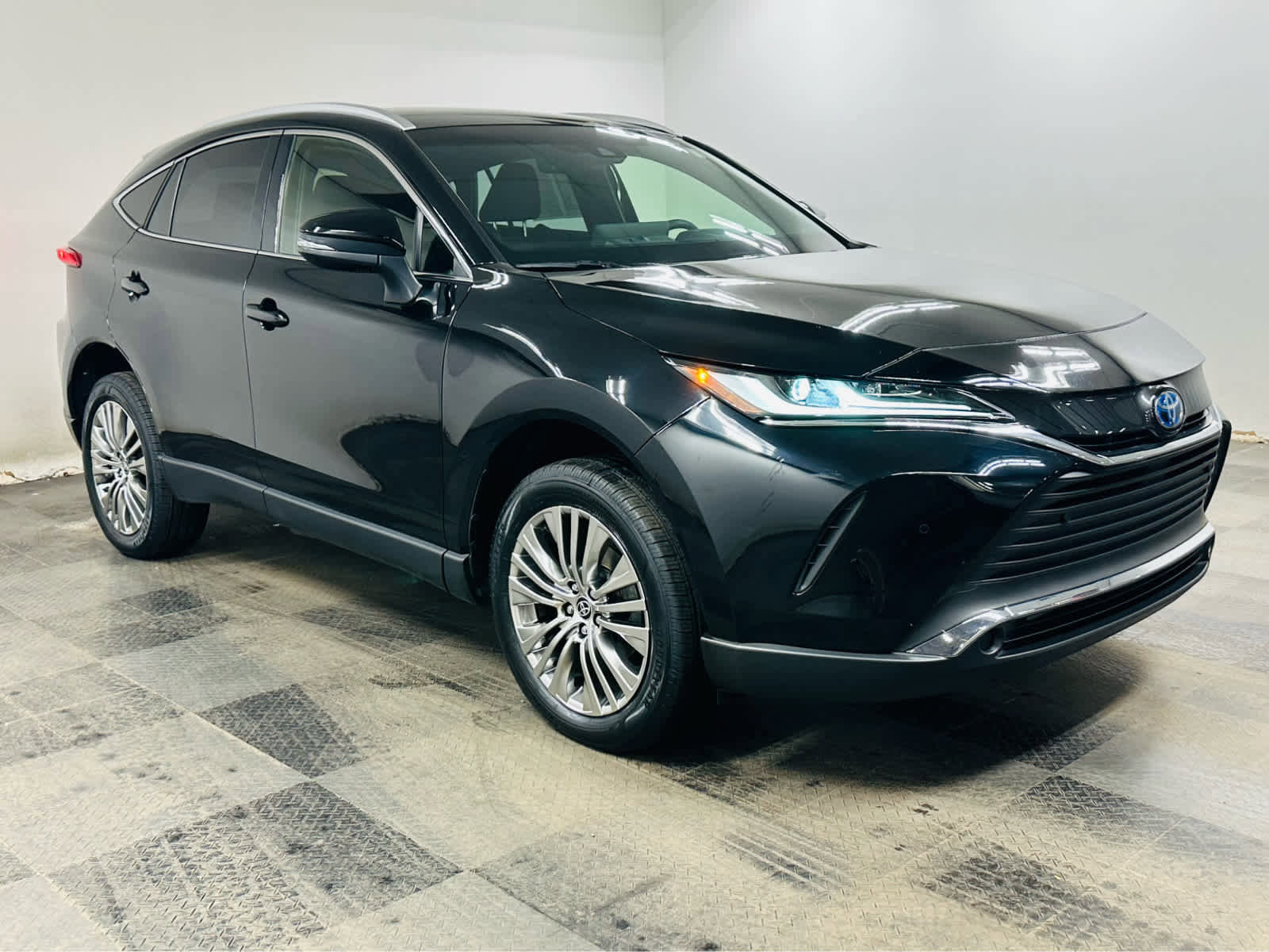 Certified 2022 Toyota Venza XLE AWD/4WD image 1