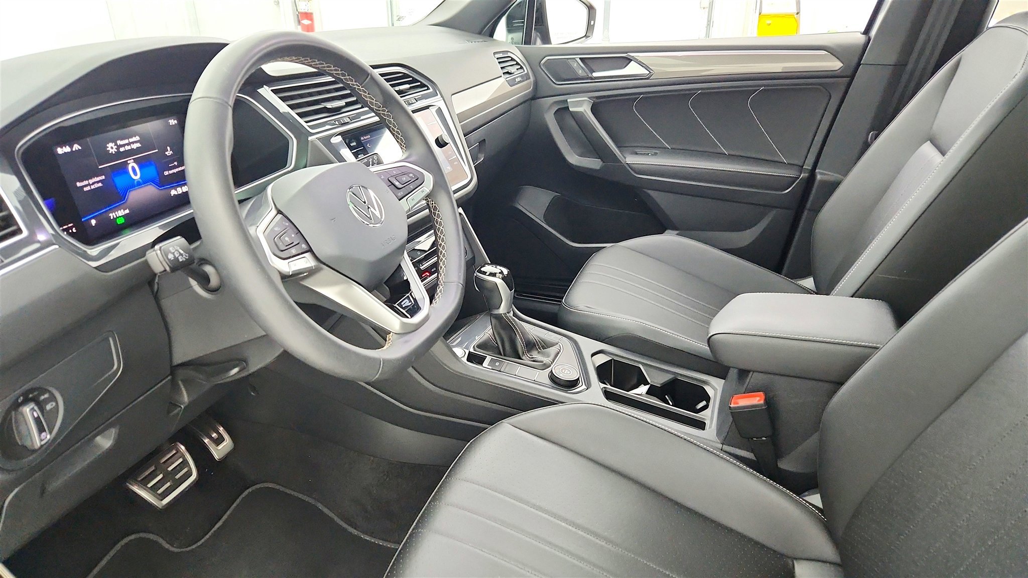 Used 2023 Volkswagen Tiguan SE R-Line image 31