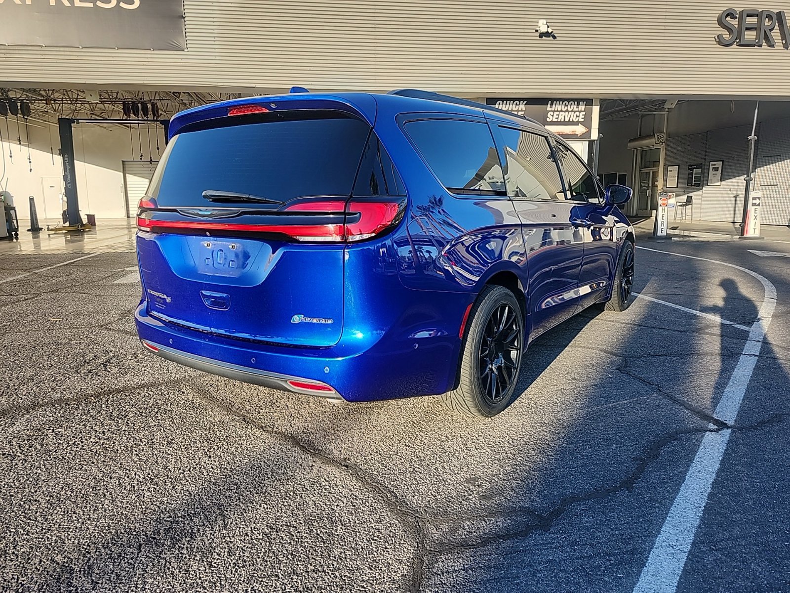 Used 2021 Chrysler Pacifica Limited w/ Uconnect Theater Family Group FWD image 4