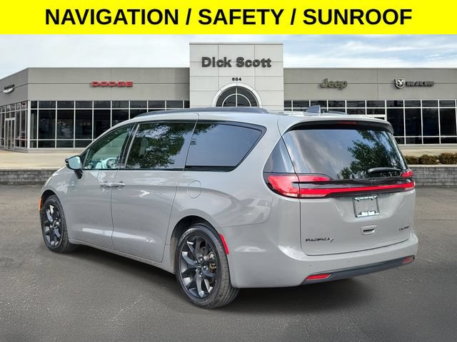 Used 2025 Chrysler Pacifica Limited FWD image 3