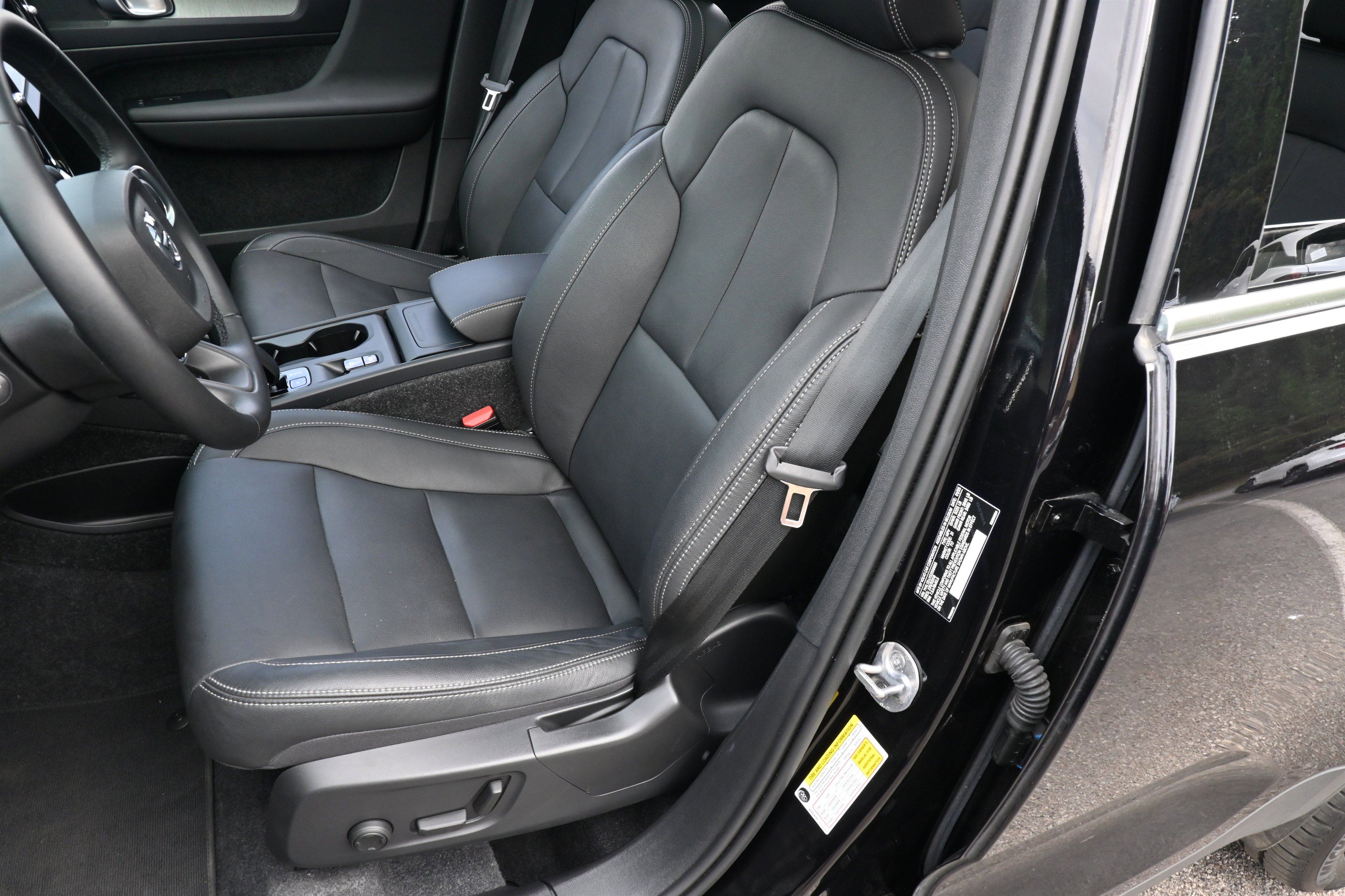 Used 2025 Volvo XC40 B5 Core image 17