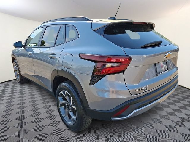 Used 2025 Chevrolet Trax LT FWD image 4