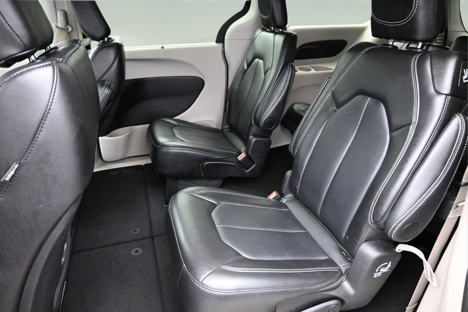 Used 2024 Chrysler Pacifica Touring-L FWD image 10