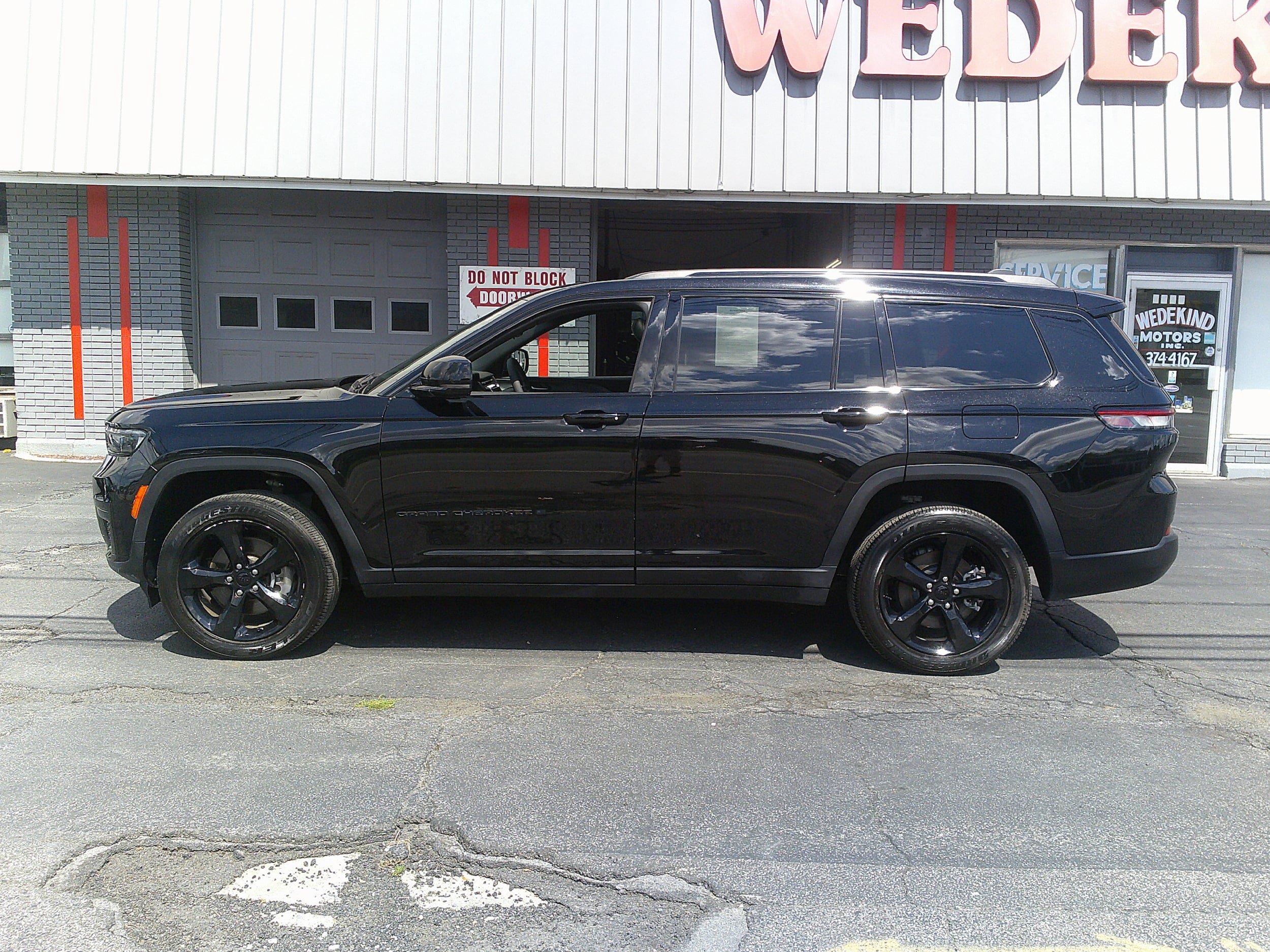 Used 2023 Jeep Grand Cherokee L Laredo AWD/4WD image 2