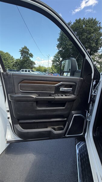 Used 2023 RAM 2500 Laramie AWD/4WD image 10