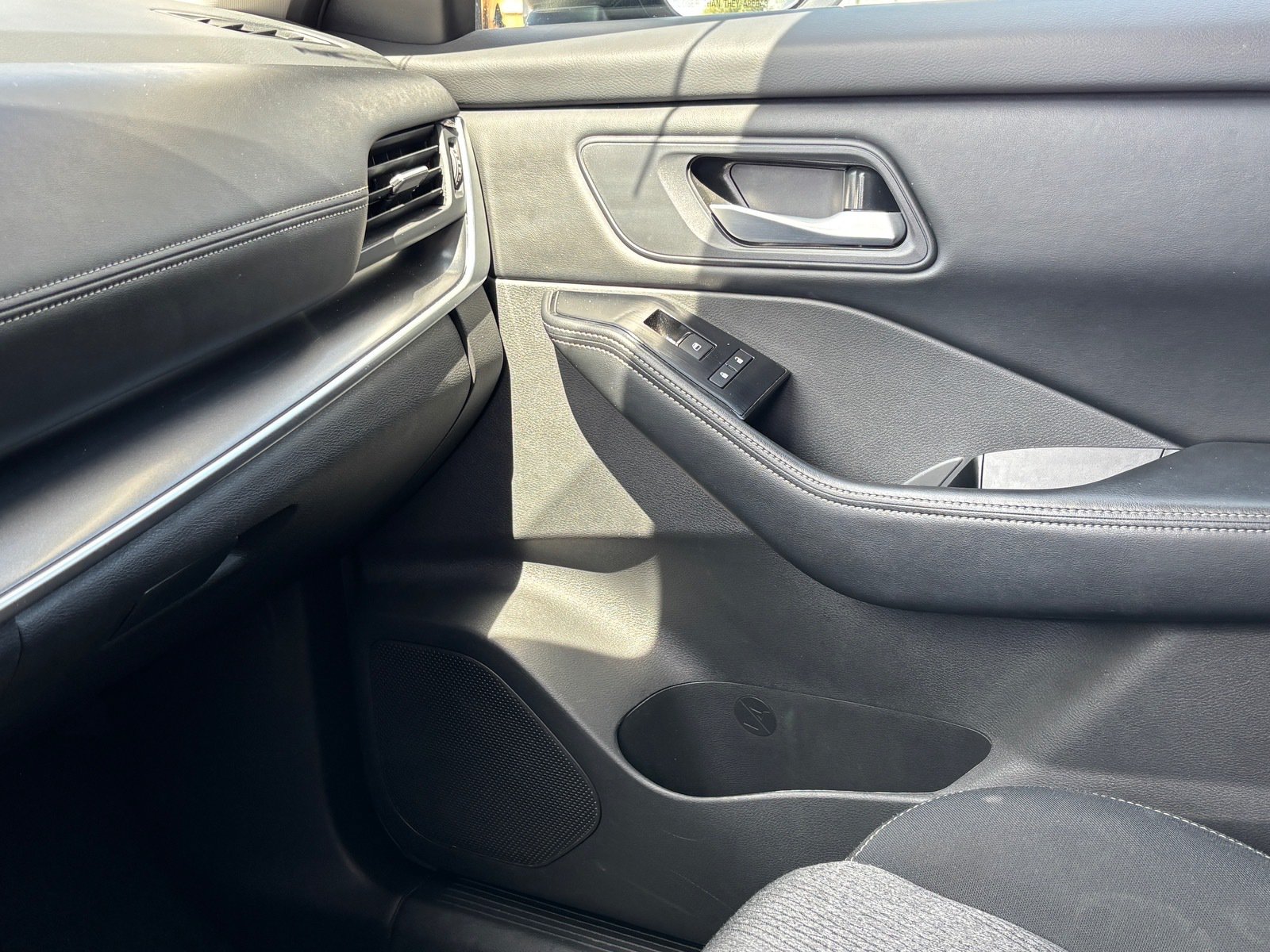 Used 2025 Nissan Rogue SV AWD/4WD image 19