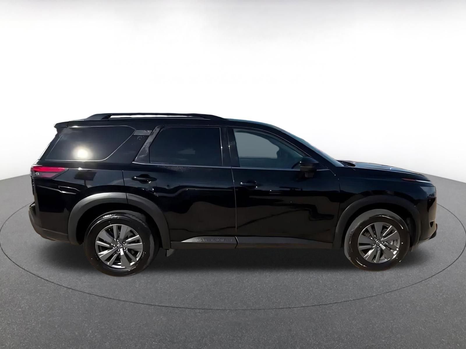 Used 2025 Nissan Pathfinder SV image 16