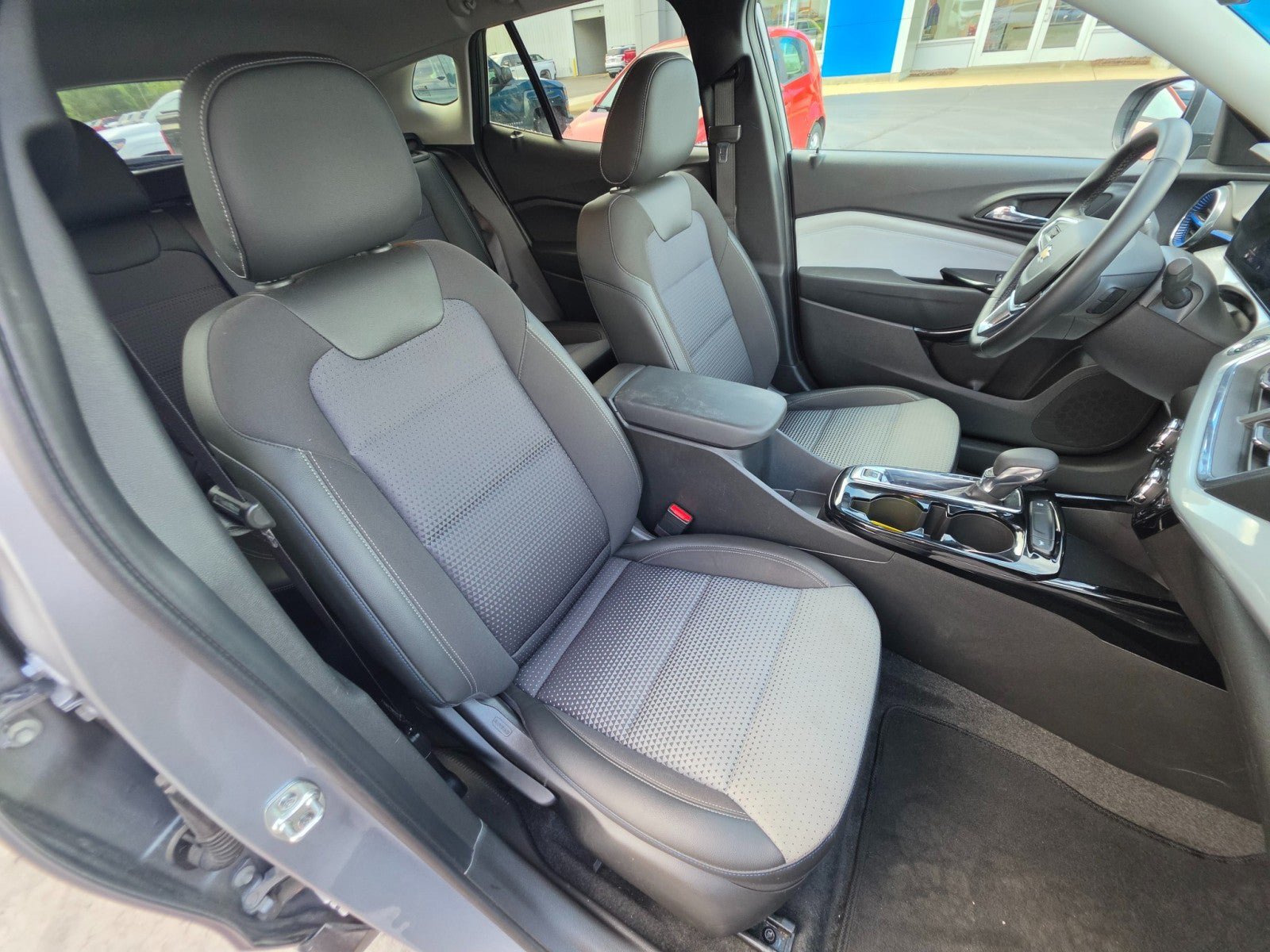 Used 2025 Chevrolet Trax LT w/ LT Convenience Package FWD image 12