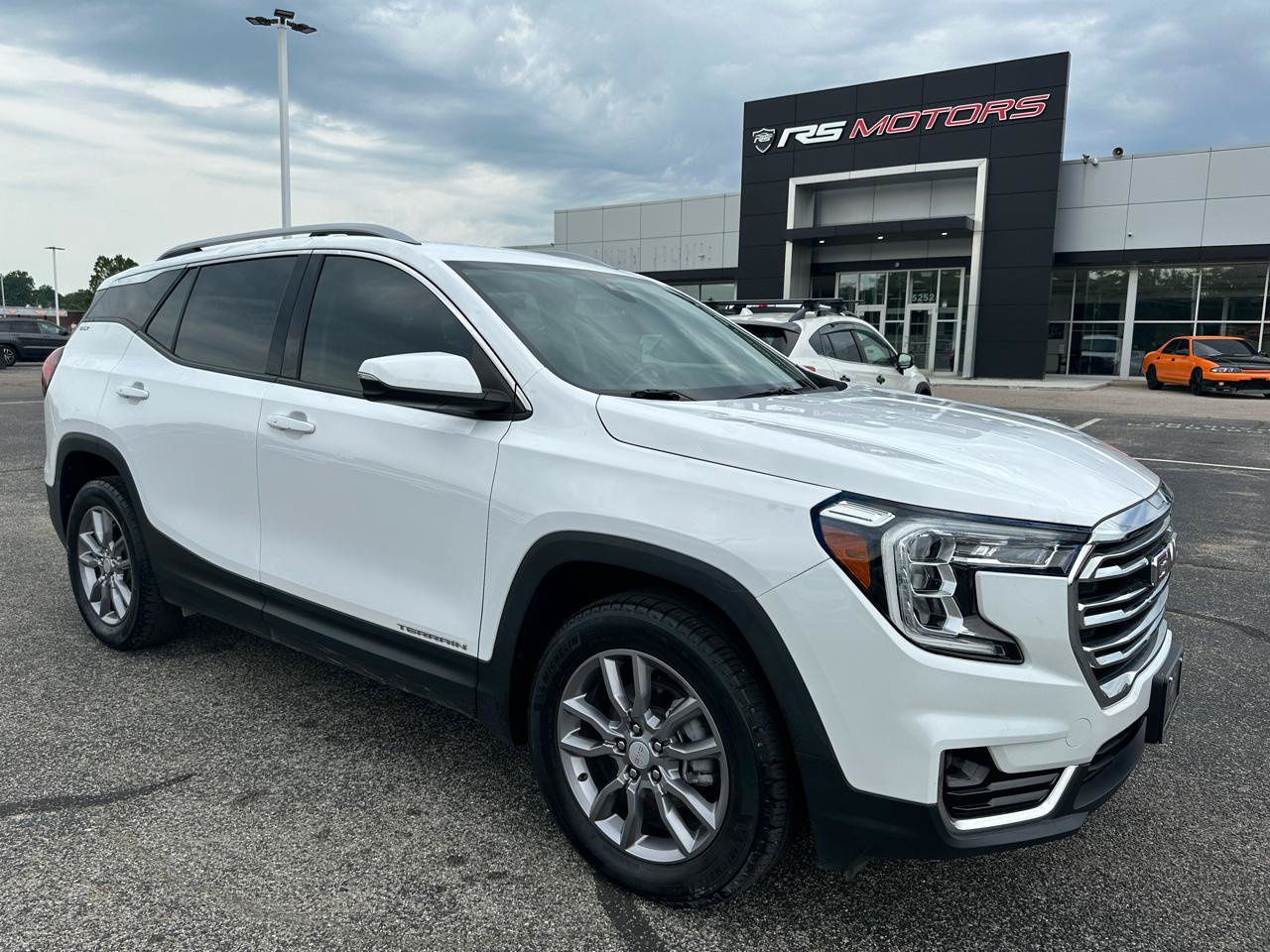 Used 2024 GMC Terrain SLT AWD/4WD image 1