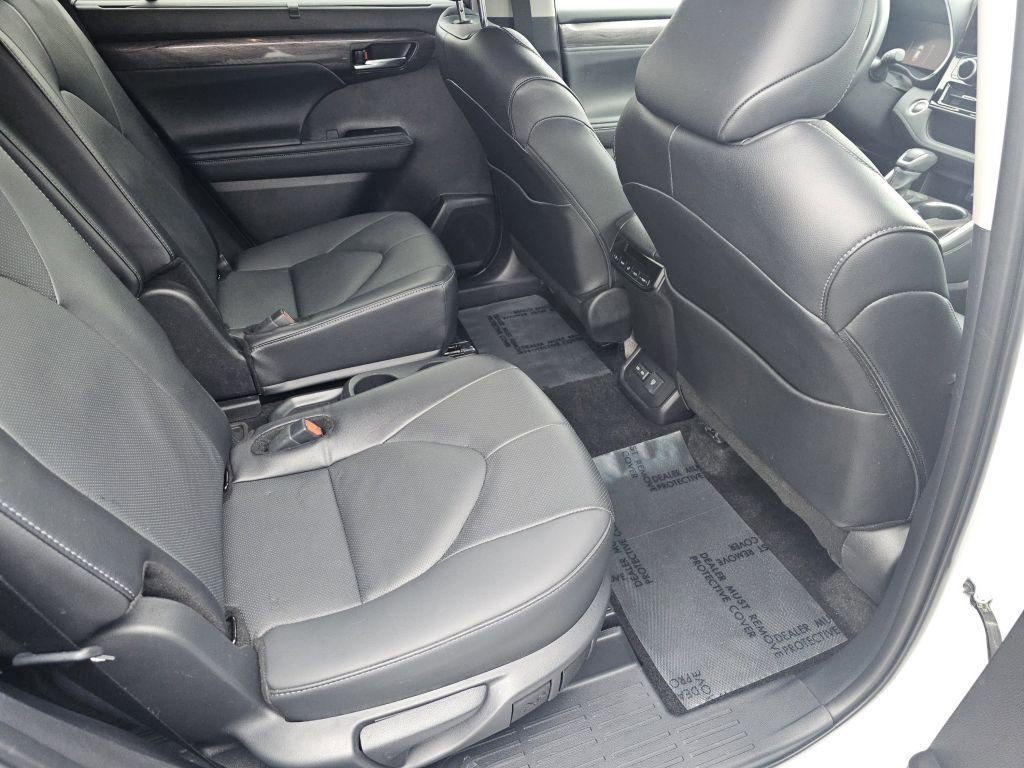 Used 2025 Toyota Highlander Limited image 28