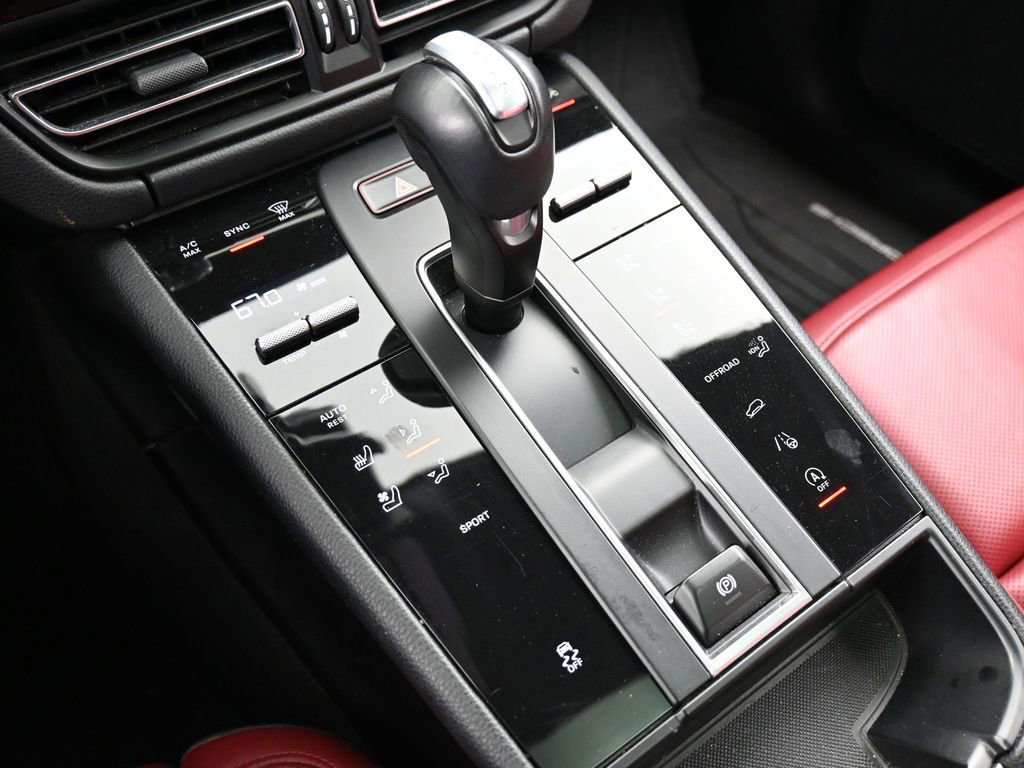 Certified 2024 Porsche Macan image 21