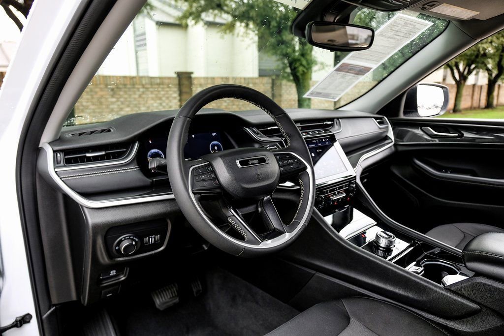 Used 2023 Jeep Grand Cherokee Laredo w/ Luxury Tech Group I image 26