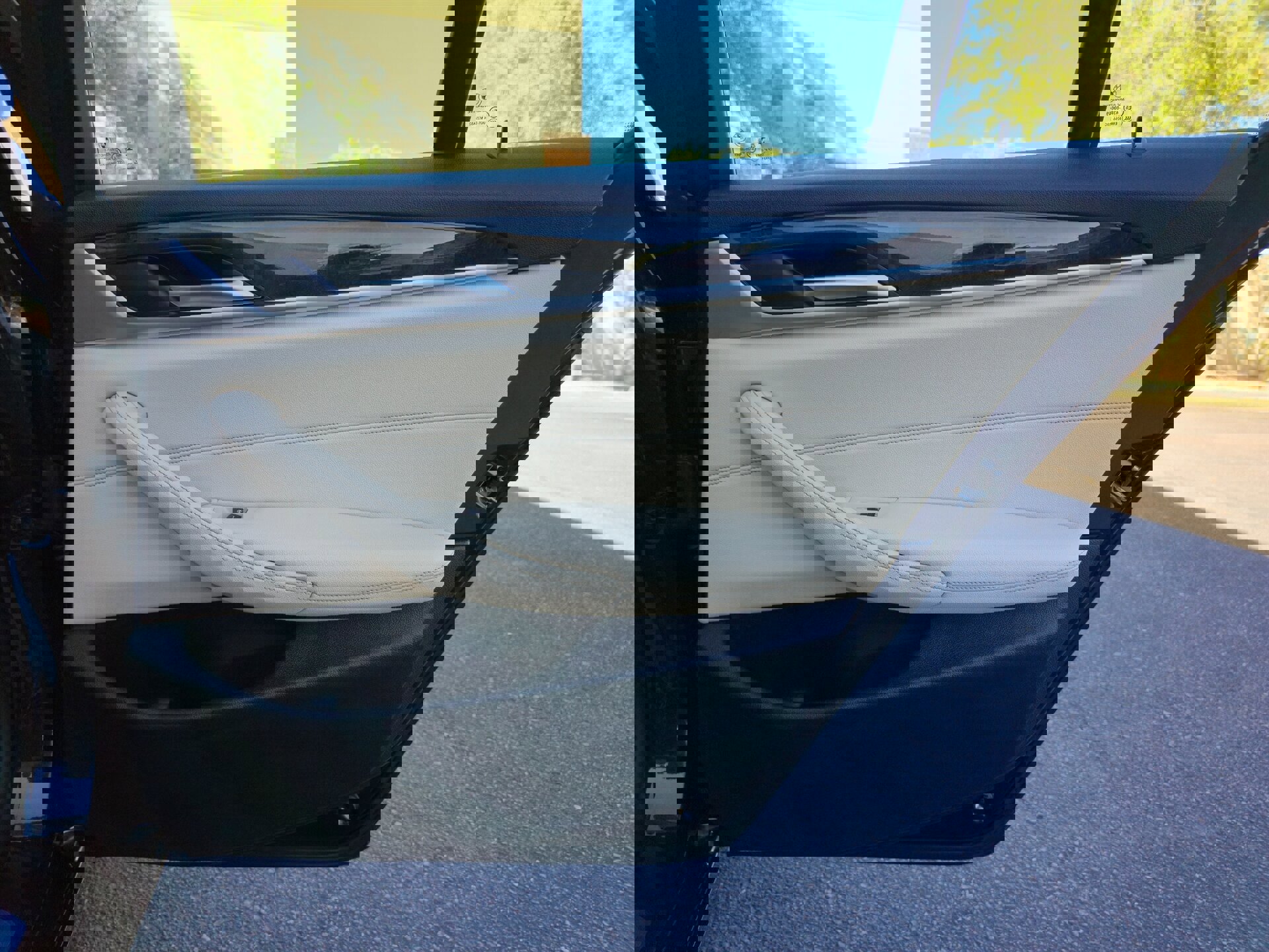 Used 2021 BMW 530e w/ Parking Assistance Package image 34