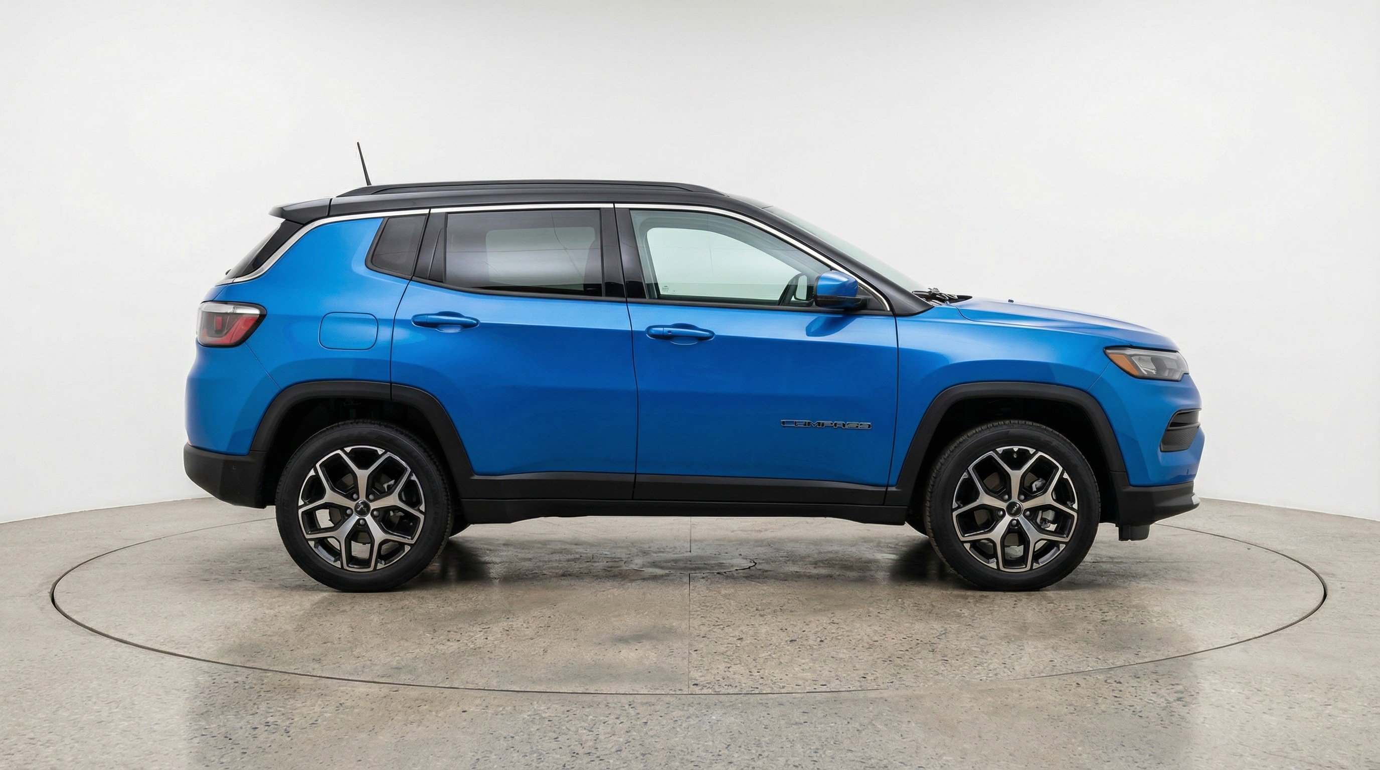 Used 2025 Jeep Compass Limited image 11