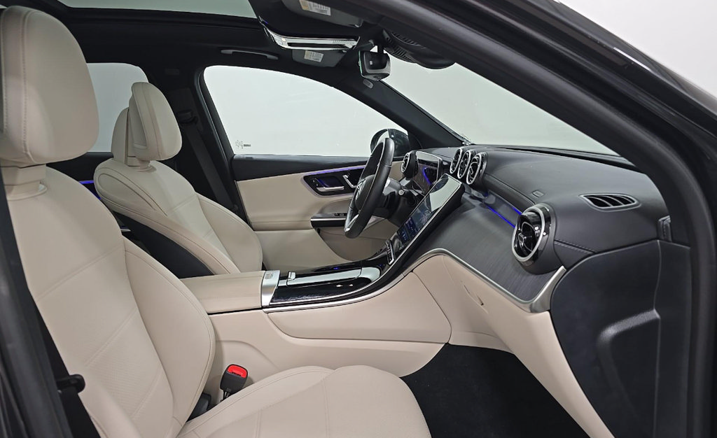 Used 2025 Mercedes-Benz GLC 300 4MATIC image 5