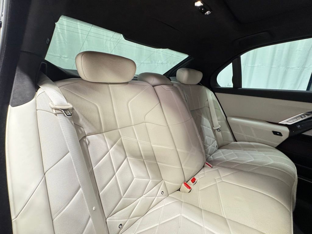 Used 2023 BMW 760i xDrive w/ Executive Package image 28