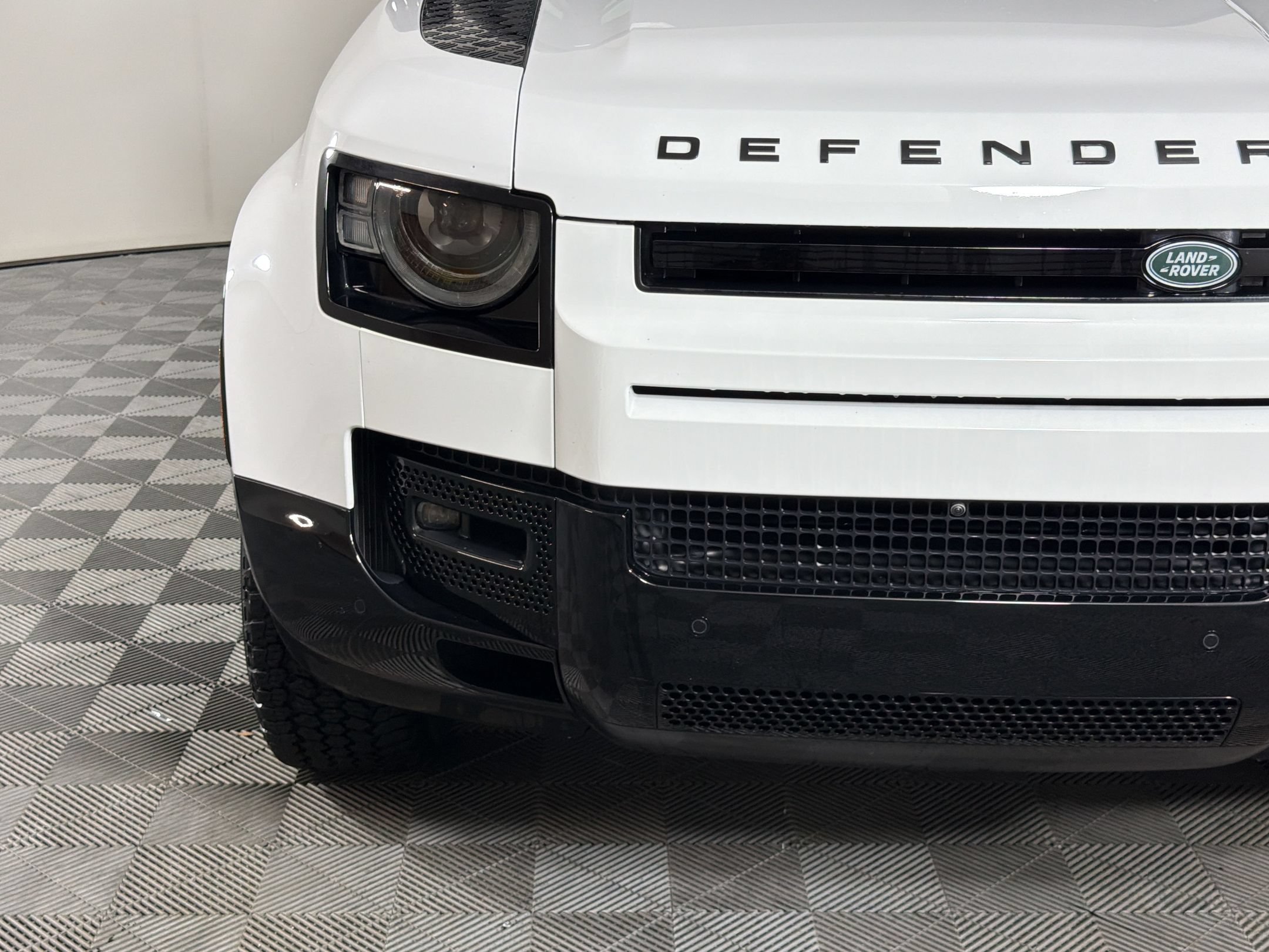 Used 2025 Land Rover Defender 90 X-Dynamic SE AWD/4WD image 10