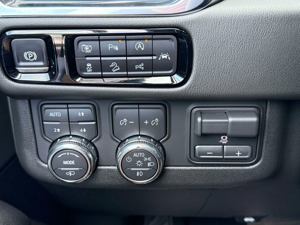 Used 2025 GMC Yukon XL Denali w/ Denali Reserve Package AWD/4WD image 30