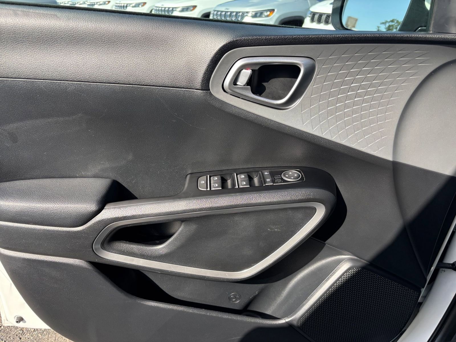 Used 2025 Kia Soul LX w/ LX Technology Package FWD image 18