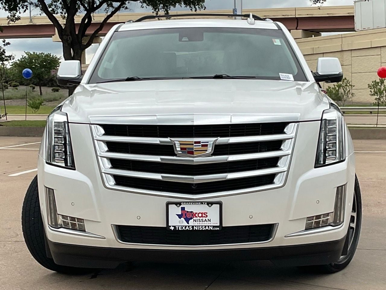 Used 2017 Cadillac Escalade Premium Luxury AWD/4WD image 2