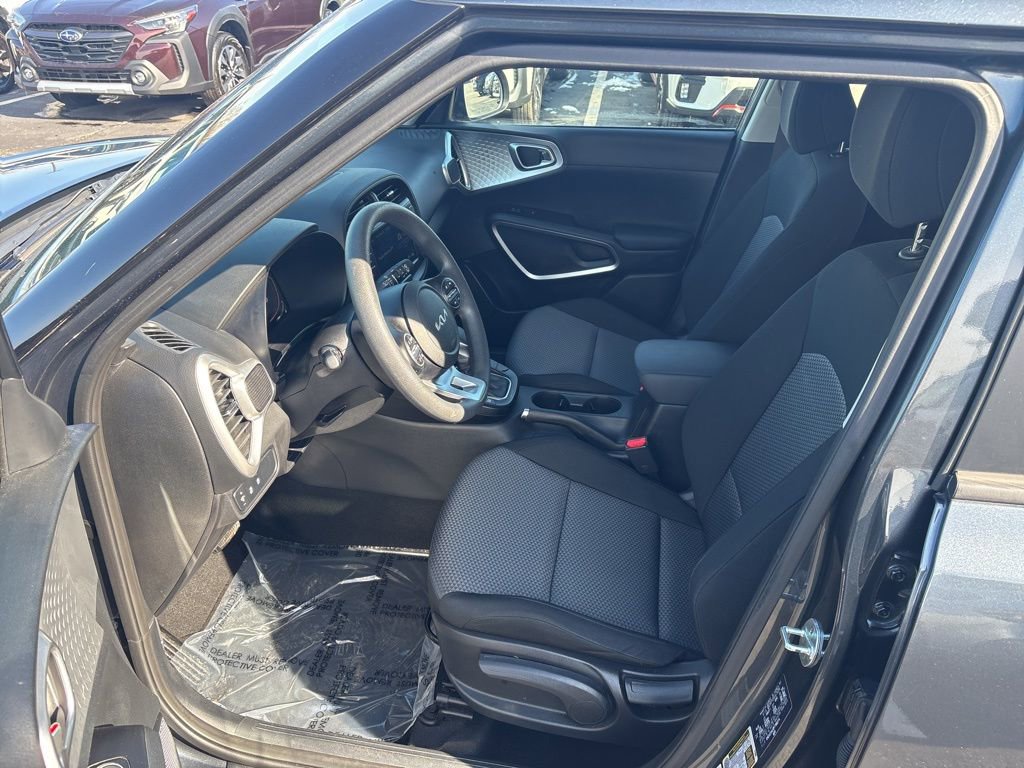 Used 2023 Kia Soul LX image 9