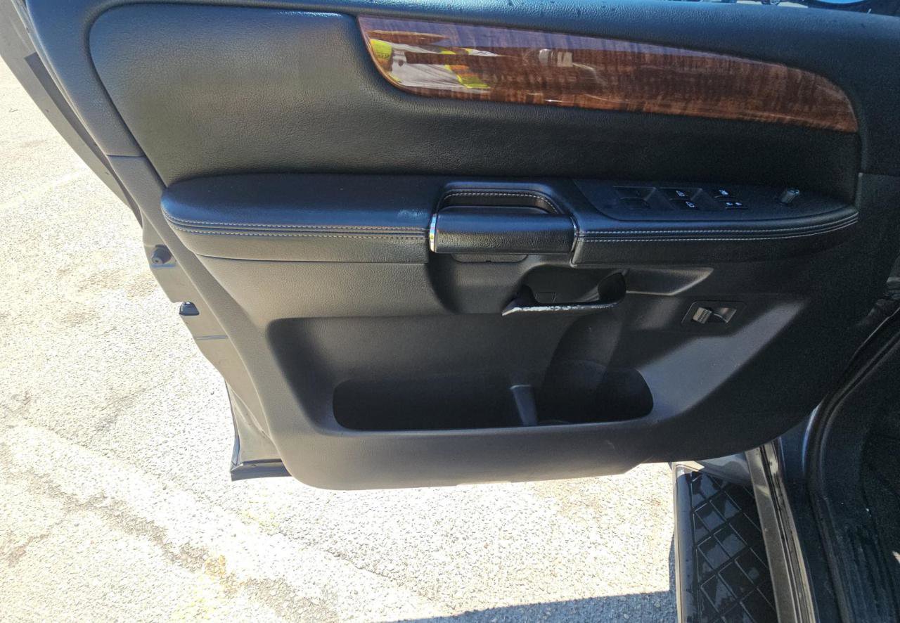 Used 2010 Nissan Armada Titanium RWD image 12