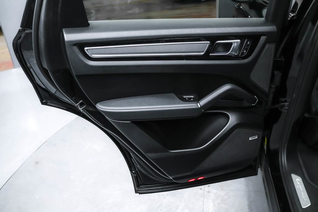 Used 2022 Porsche Cayenne Platinum Edition AWD/4WD image 27