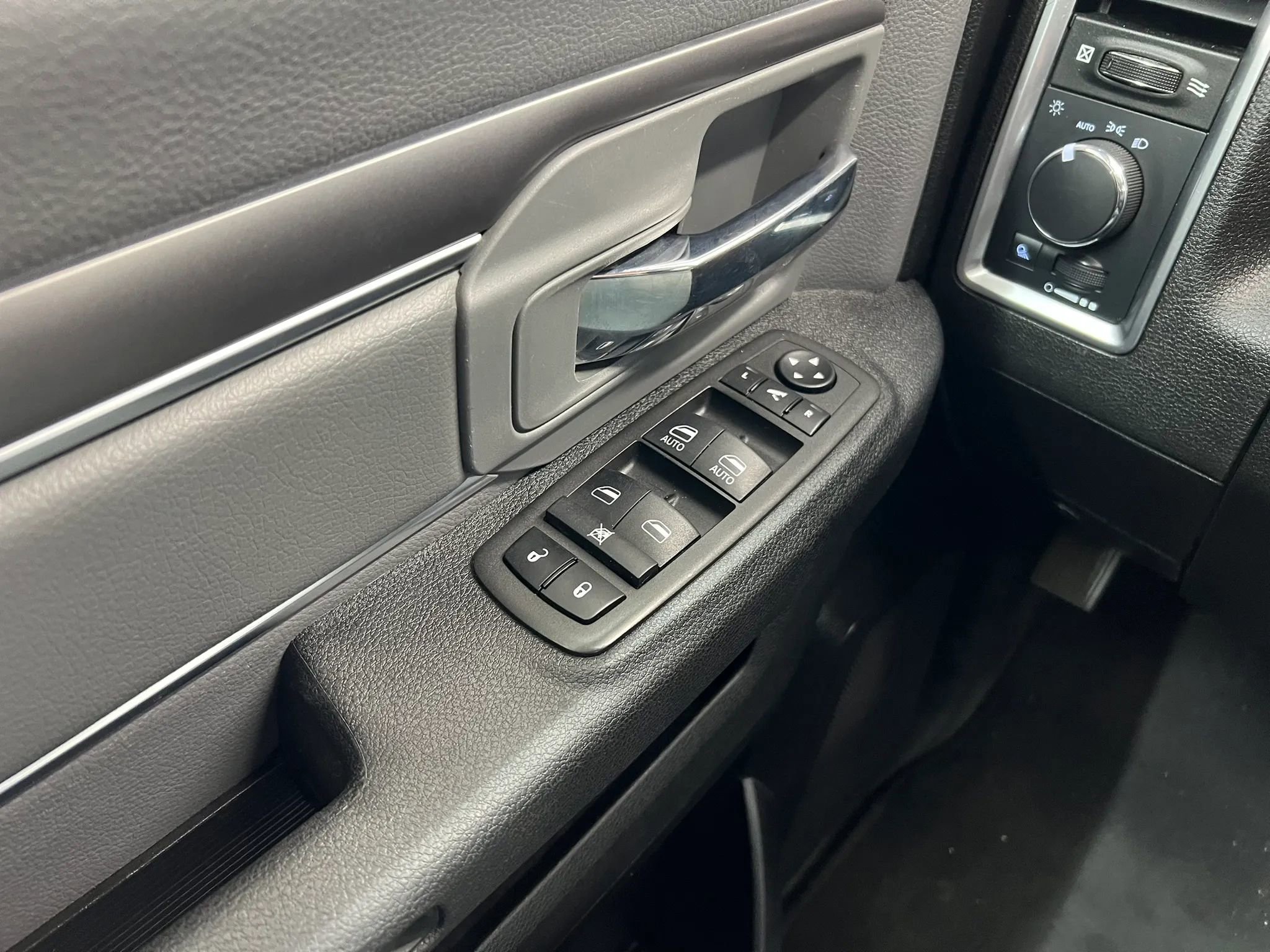 Used 2022 RAM 1500 Classic SLT w/ Electronics Convenience Group image 18