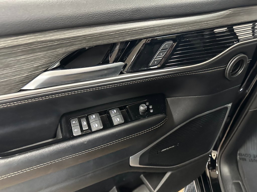 Certified 2024 Jeep Wagoneer L Series II w/ Flexible Seating Group image 11