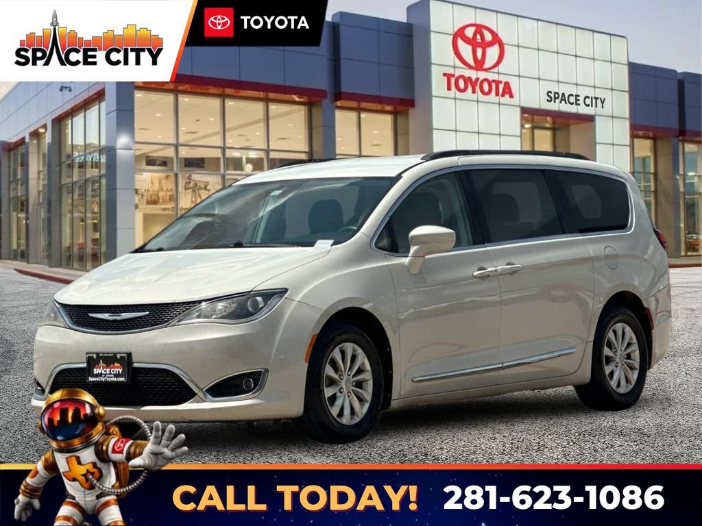 Used 2017 Chrysler Pacifica Touring-L FWD video 1