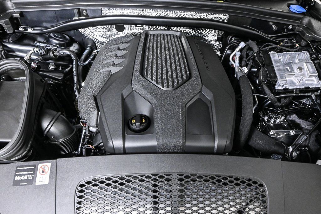Certified 2026 Porsche Macan AWD/4WD image 37