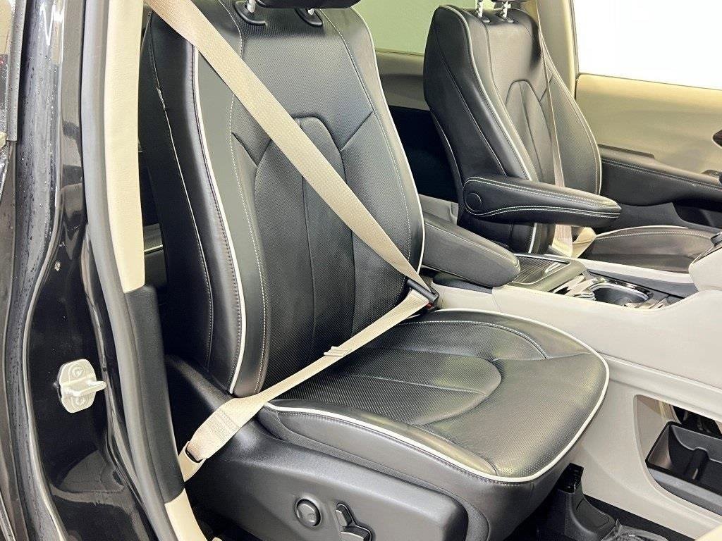 Used 2024 Chrysler Pacifica Limited image 11
