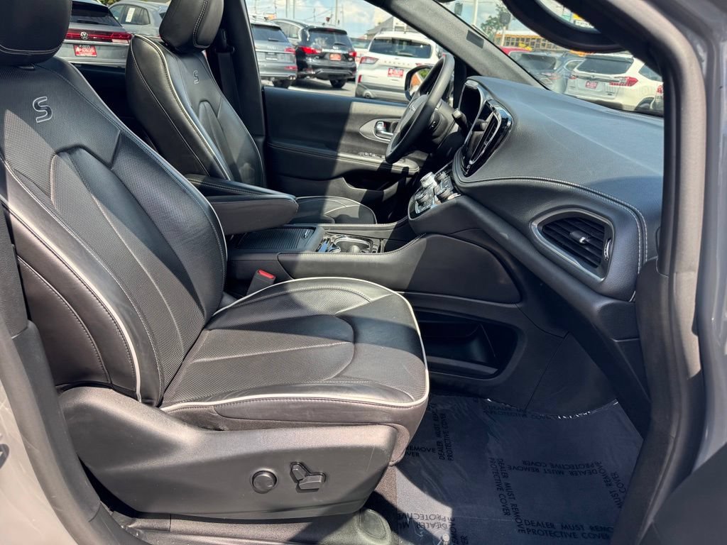 Used 2025 Chrysler Pacifica Limited FWD image 33
