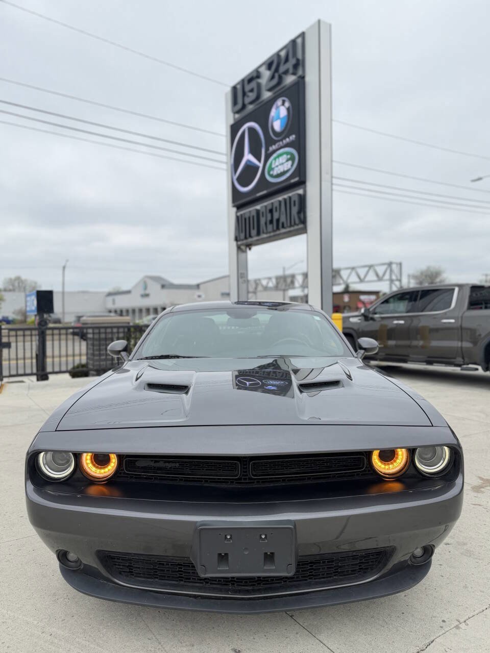 Used 2019 Dodge Challenger SXT w/ Blacktop Package RWD image 2