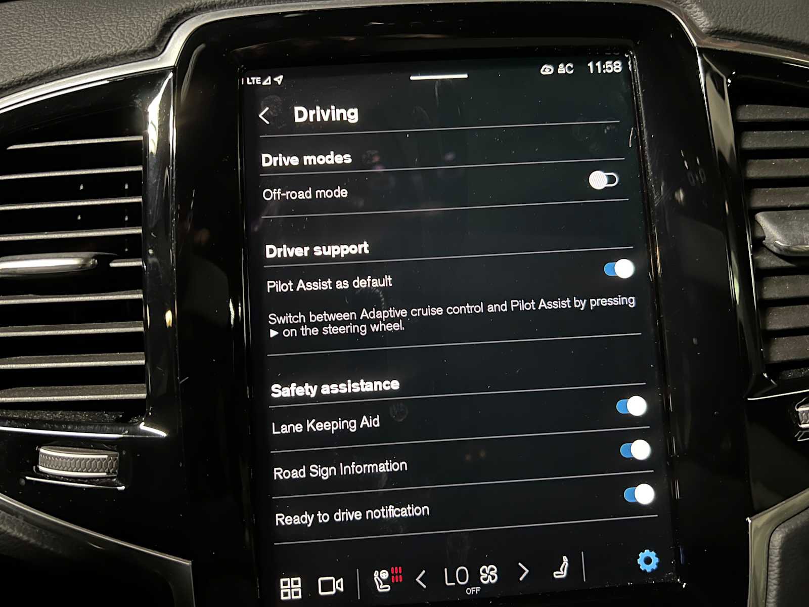 Used 2024 Volvo XC90 B6 Ultimate w/ Lounge Package image 39