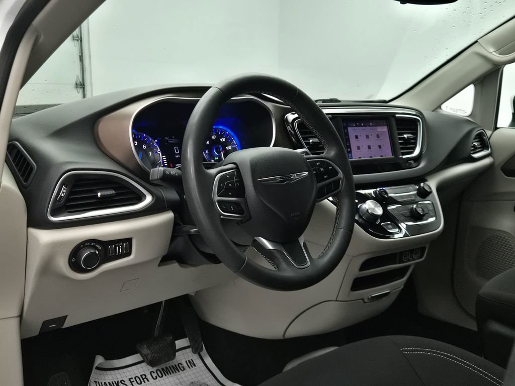 Used 2023 Chrysler Voyager LX image 21