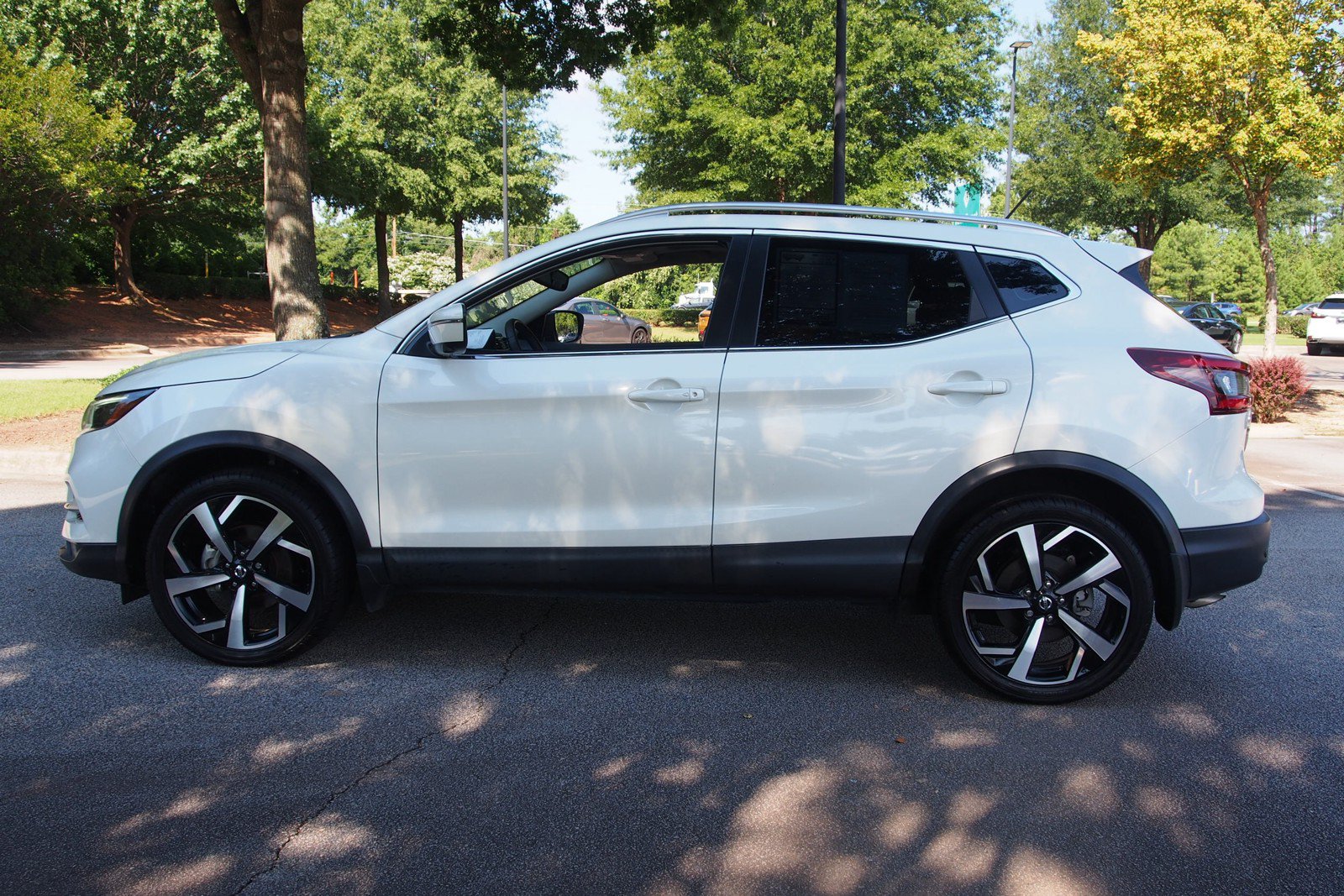 Used 2022 Nissan Rogue Sport SL w/ Premium Package FWD image 4