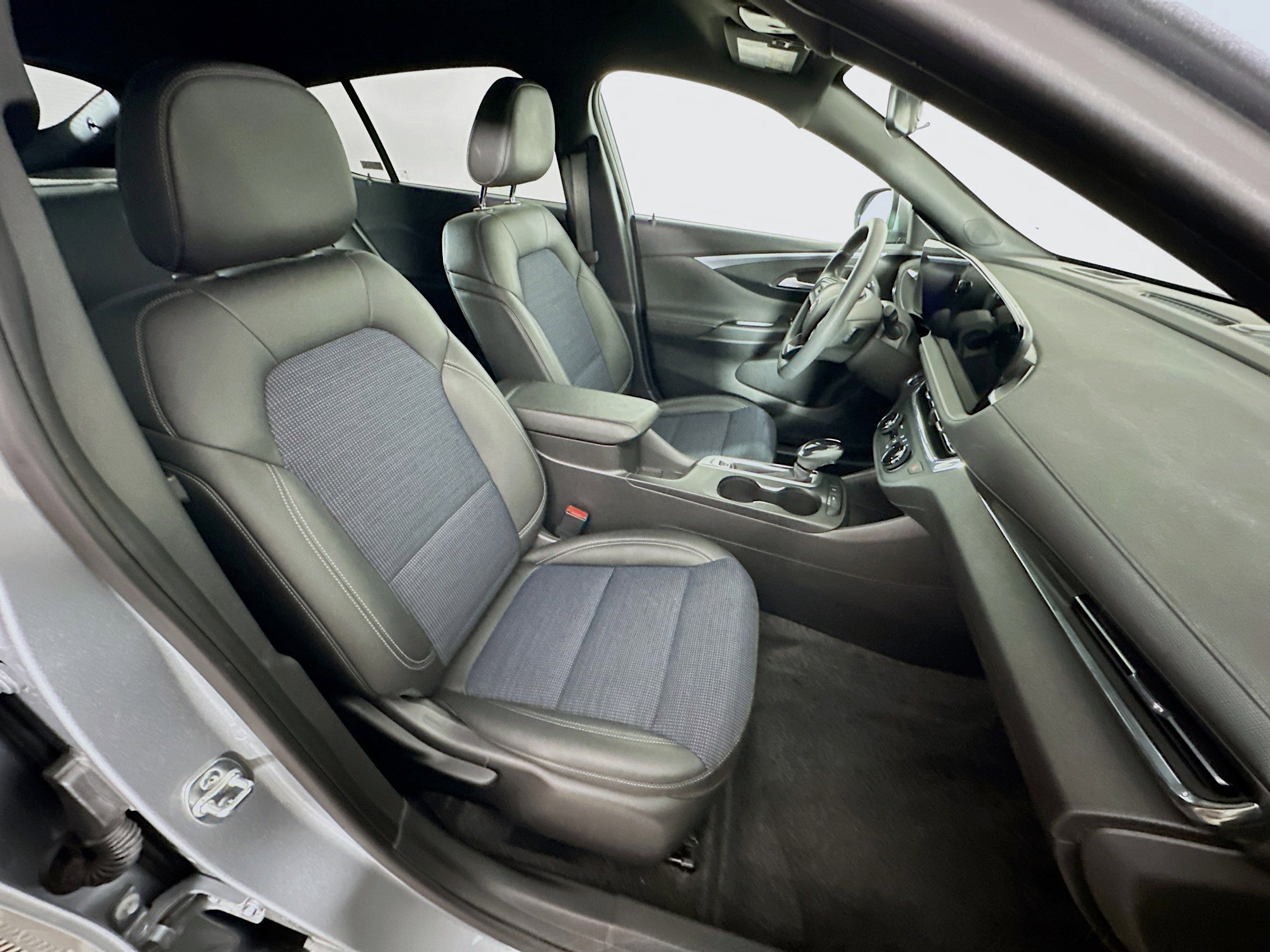 Used 2025 Buick Envista Preferred image 28